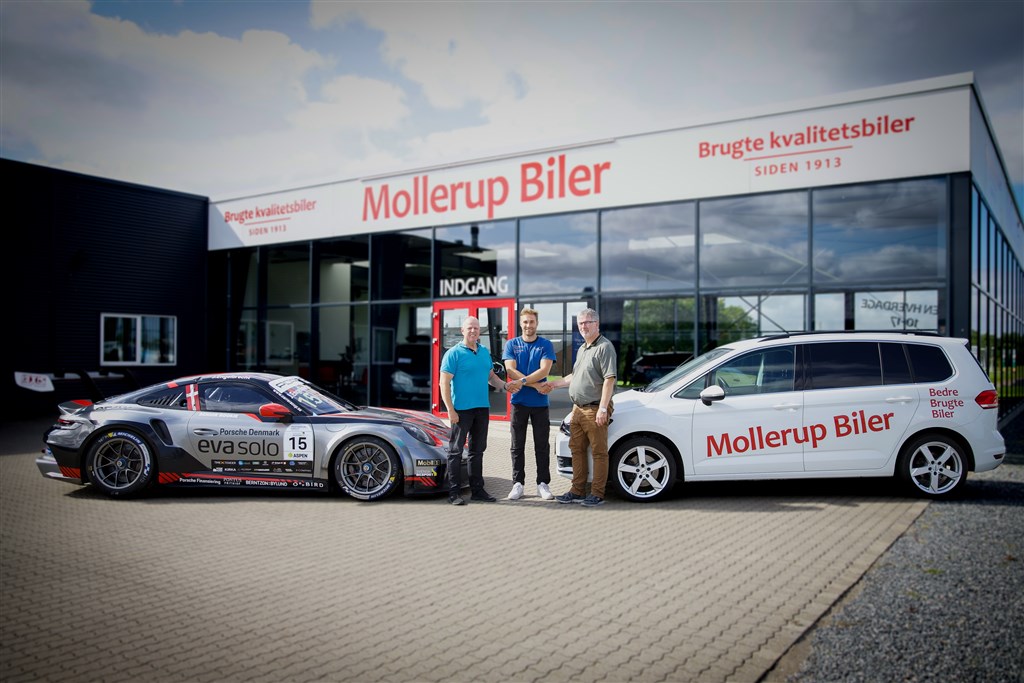 Tidligere på sommeren overtog Walther Trabjerg (t.v.) Mollerup Bilers lokaler. Mens Mikkel O. Pedersen er i USA, begynder teamets frivillige at flytte teamets racerbiler til de nye omgivelser.
(Foto: Ford)